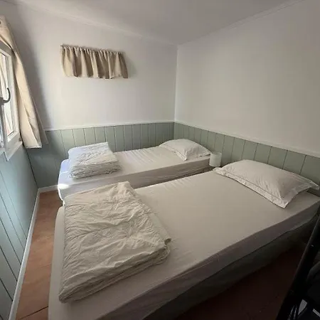 - Maisonnette Climatisee 4 Personnes *